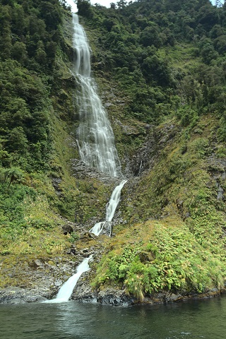 doubtful-sound-waterfall